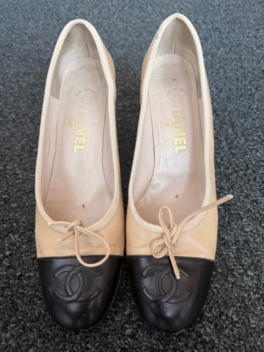 CHANEL Two-Tone Beige and Black Cap-Toe Leather pumps